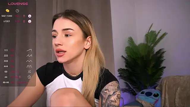 Snapshot of AishaCarter chatting on February 12, 2025, 12:37 am AishaCarter online show from February 12, 2025, 12:37 am