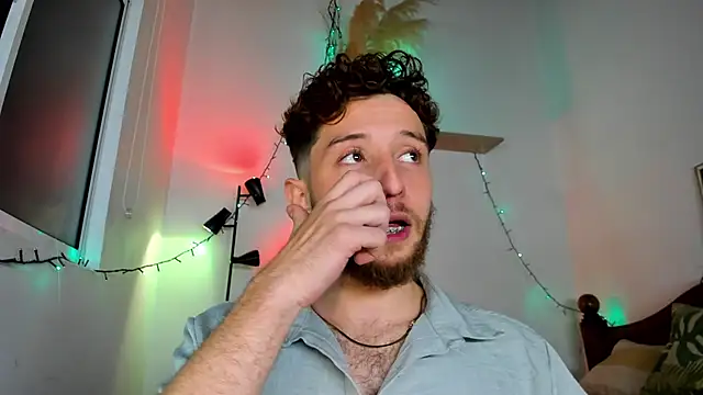 Snapshot of Juan_Castano chatting on December 18, 2025, 7:25 am Juan Castano online show from December 18, 2025, 7:25 am