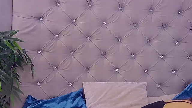 MeIisaLove online show from October 4, 2025, 7:45 pm