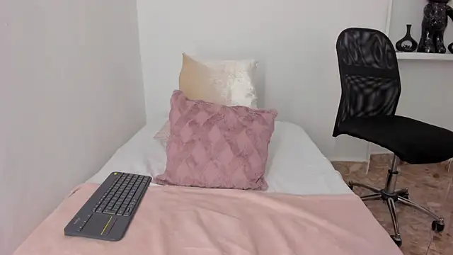 valerycolins online show from September 18, 2025, 1:51 am