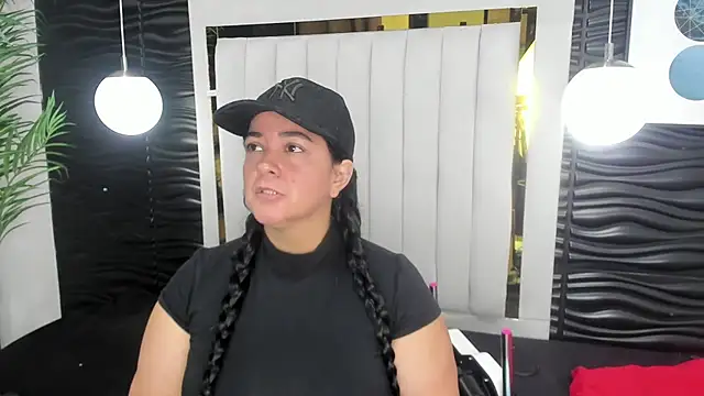 lucia vonne  online show from February 19, 2025, 12:00 pm