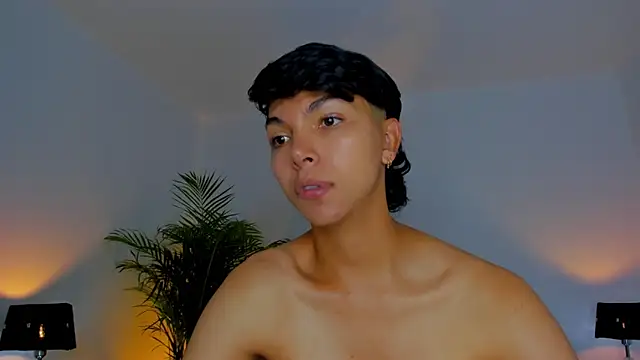 xhenisa  online show from September 23, 2025, 9:18 pm