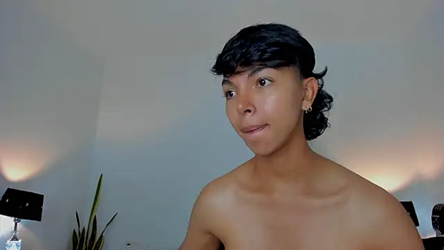 xhenisa  online show from March 4, 2026, 4:46 pm