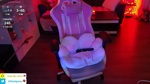 Snapshot of PetiteAngel666 chatting on February 15, 2025, 12:37 am PetiteAngel666 online show from February 15, 2025, 12:37 am