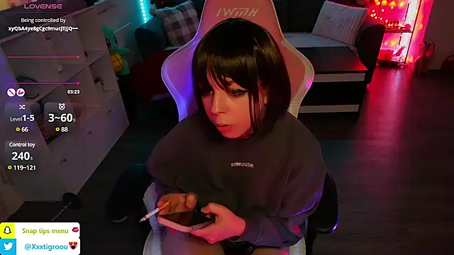 Snapshot of PetiteAngel666 chatting on March 21, 2025, 3:44 am PetiteAngel666 online show from March 21, 2025, 3:44 am