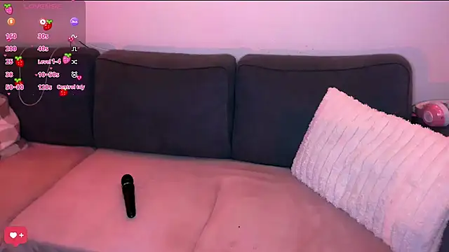 Snapshot of PetiteAngel666 chatting on November 5, 2025, 8:42 pm PetiteAngel666 online show from November 5, 2025, 8:42 pm