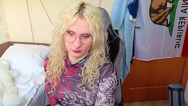 Lori Myaf online show from April 24, 2026, 3:47 pm