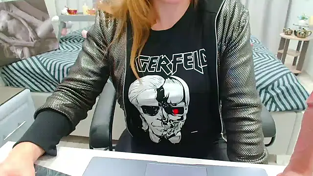 EveLove33 online show from April 4, 2026, 4:04 pm