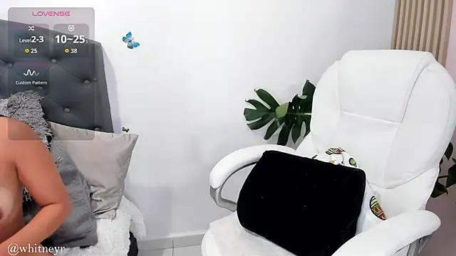 cutewhitneyr online show from April 20, 2026, 2:20 pm