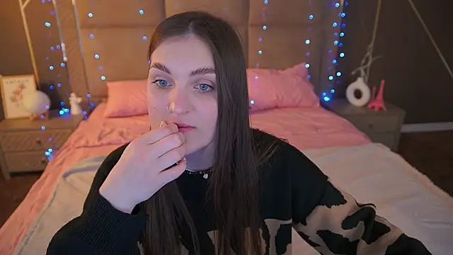 Snapshot of EmmyCharmm chatting on February 9, 2026, 6:50 am EmmyCharmm online show from February 9, 2026, 6:50 am