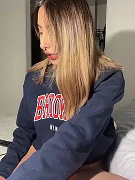 Ameellie online show from March 13, 2025, 6:23 pm