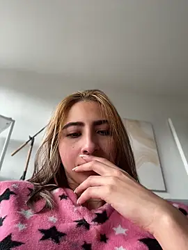 Snapshot of Ameellie chatting on July 3, 2026, 2:01 pm Ameellie online show from July 3, 2026, 2:01 pm