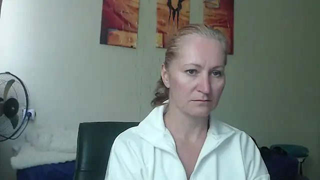 AmellyGrand online show from April 17, 2026, 12:52 pm