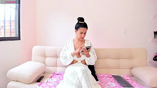 Alaia Ferrer  online show from March 2, 2025, 6:30 pm