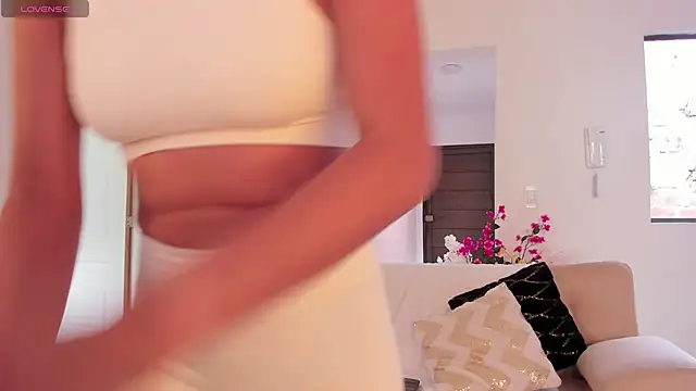 Alaia Ferrer  online show from November 17, 2025, 8:14 pm