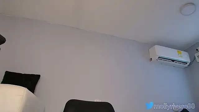 mollyrivera online show from September 8, 2025, 9:47 pm