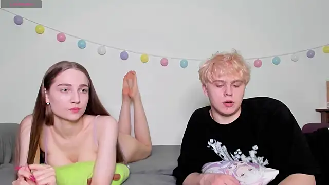 Emily and Ilumi online show from March 3, 2025, 5:39 pm