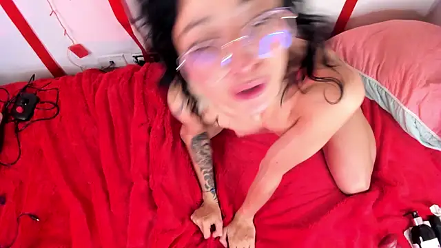 Cloe Leee online show from February 7, 2025, 10:50 am