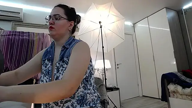 Snapshot of ILoveToFeelU chatting on February 13, 2025, 10:11 pm ILoveToFeelU online show from February 13, 2025, 10:11 pm