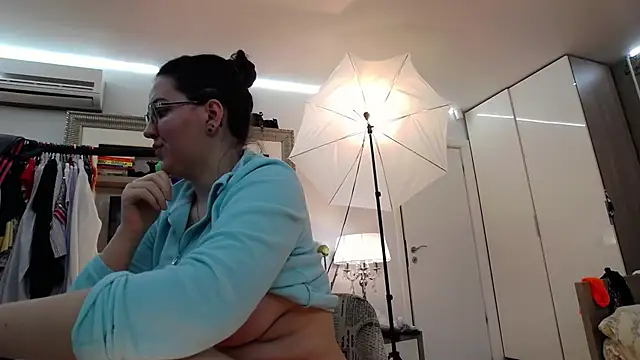 Snapshot of ILoveToFeelU chatting on February 28, 2025, 6:32 am ILoveToFeelU online show from February 28, 2025, 6:32 am