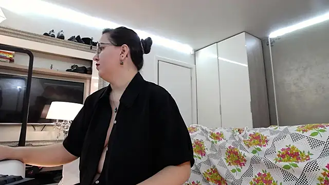 Snapshot of ILoveToFeelU chatting on November 24, 2025, 4:29 pm ILoveToFeelU online show from November 24, 2025, 4:29 pm