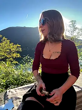 Mia Railey online show from November 5, 2025, 2:28 pm