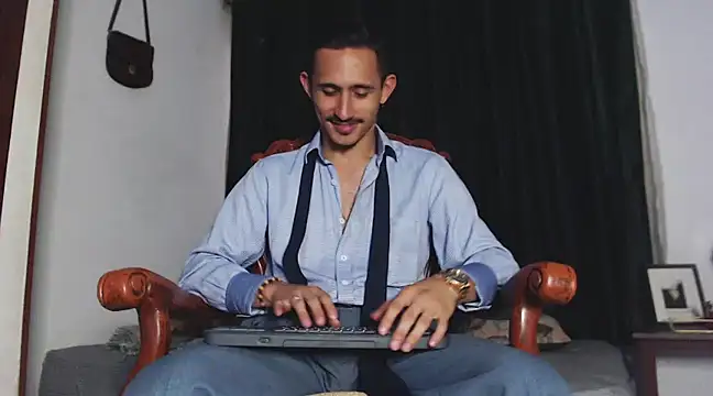 Snapshot of HomeAloneK chatting on February 10, 2025, 8:42 pm HomeAloneK online show from February 10, 2025, 8:42 pm