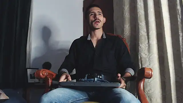 Snapshot of HomeAloneK chatting on March 3, 2025, 8:21 pm HomeAloneK online show from March 3, 2025, 8:21 pm