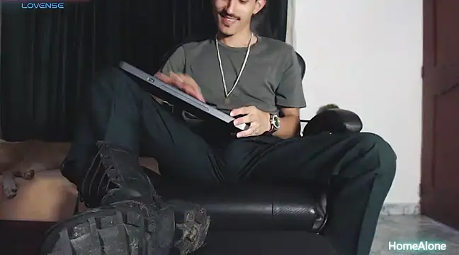 Snapshot of HomeAloneK chatting on March 20, 2025, 7:25 pm HomeAloneK online show from March 20, 2025, 7:25 pm