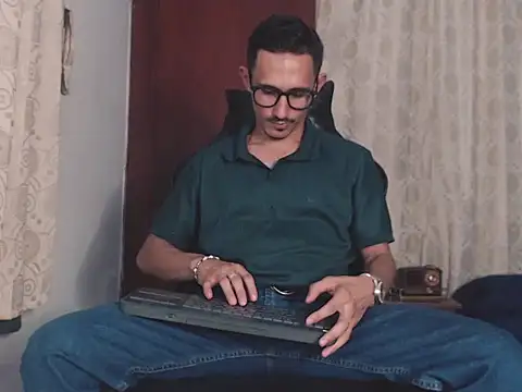 Snapshot of HomeAloneK chatting on October 16, 2025, 8:54 pm HomeAloneK online show from October 16, 2025, 8:54 pm