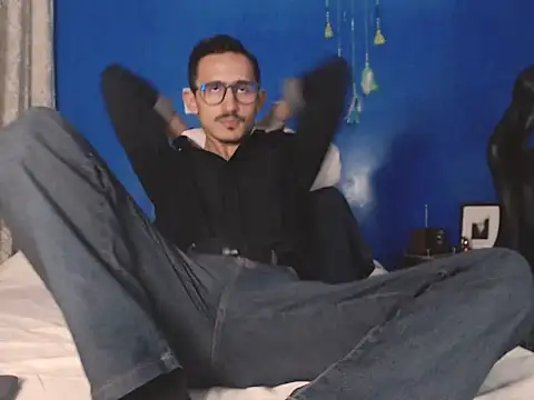 Snapshot of HomeAloneK chatting on October 26, 2025, 8:15 pm HomeAloneK online show from October 26, 2025, 8:15 pm