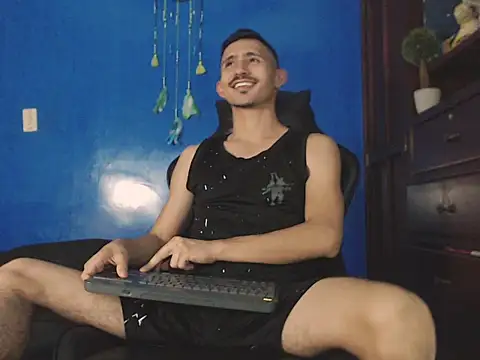 Snapshot of HomeAloneK chatting on November 2, 2025, 7:49 pm HomeAloneK online show from November 2, 2025, 7:49 pm