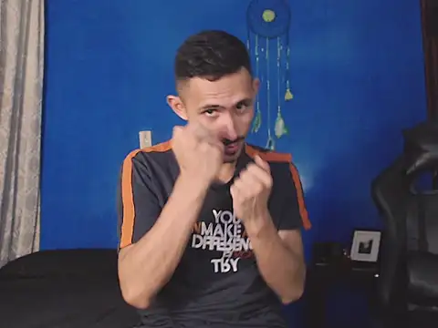 Snapshot of HomeAloneK chatting on November 4, 2025, 7:35 pm HomeAloneK online show from November 4, 2025, 7:35 pm