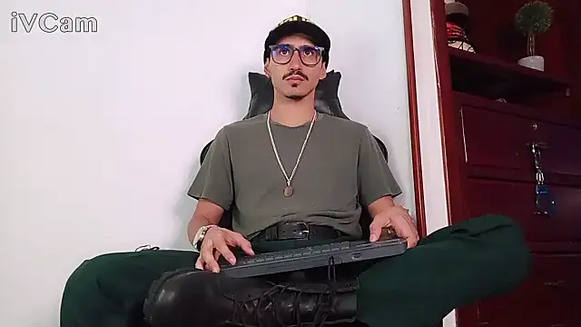 Snapshot of HomeAloneK chatting on November 23, 2025, 7:24 pm HomeAloneK online show from November 23, 2025, 7:24 pm