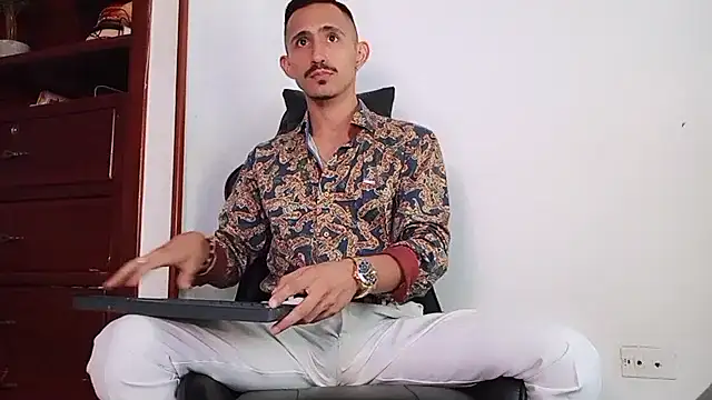 Snapshot of HomeAloneK chatting on November 25, 2025, 7:36 pm HomeAloneK online show from November 25, 2025, 7:36 pm