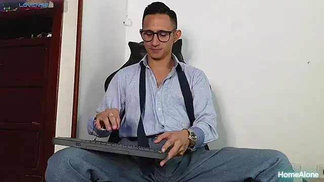 Snapshot of HomeAloneK chatting on December 2, 2025, 7:53 pm HomeAloneK online show from December 2, 2025, 7:53 pm