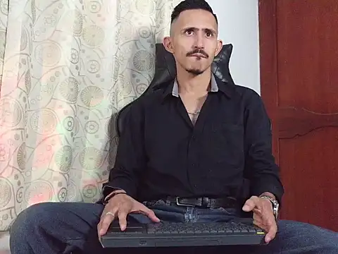 HomeAloneK online show from April 16, 2026, 7:47 pm