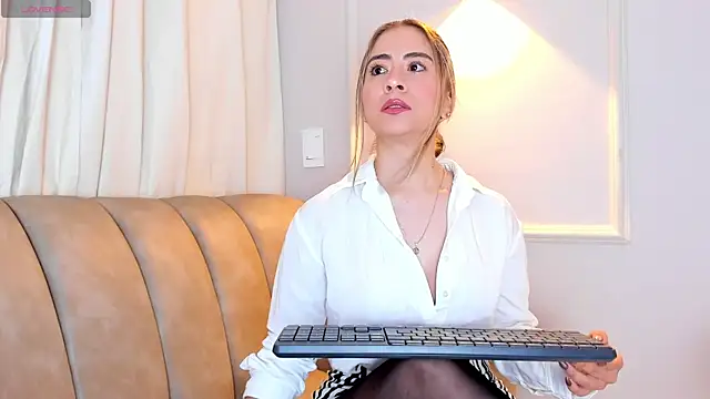 Lia walton online show from November 29, 2025, 12:19 pm