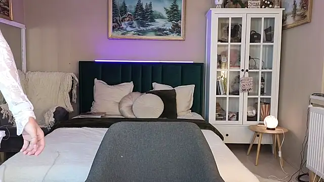 JoanneGG online show from February 18, 2025, 8:38 am