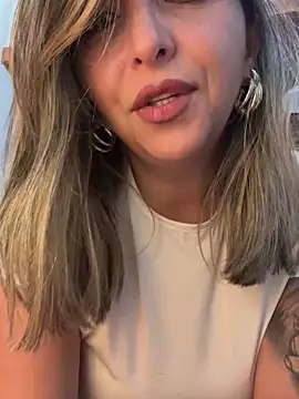  Abril-Office1 online show from January 13, 2025, 10:03 pm