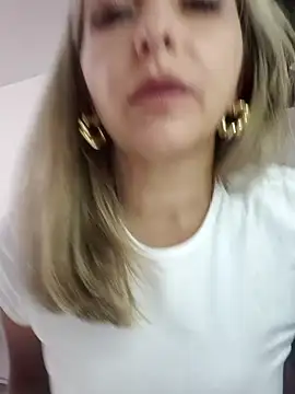  Abril-Office1 online show from February 10, 2025, 6:35 pm