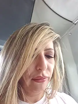  Abril-Office1 online show from March 20, 2025, 3:47 pm