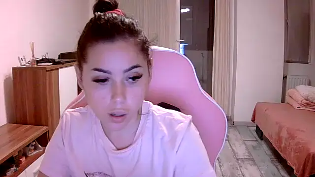 LovelyJulliette online show from October 6, 2025, 5:32 pm