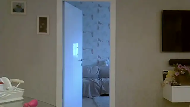 ZarinaSwift online show from September 28, 2025, 12:10 pm