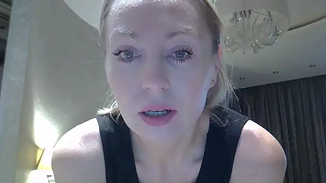 ZarinaSwift online show from October 21, 2025, 4:02 am