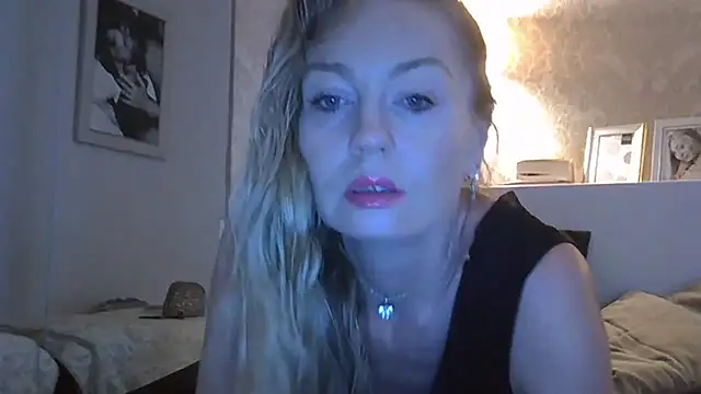Snapshot of ZarinaSwift chatting on June 28, 2026, 10:54 am ZarinaSwift online show from June 28, 2026, 10:54 am