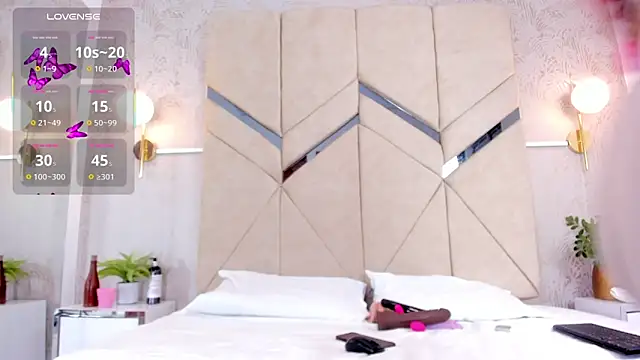 LiaVelez online show from October 4, 2025, 1:31 pm