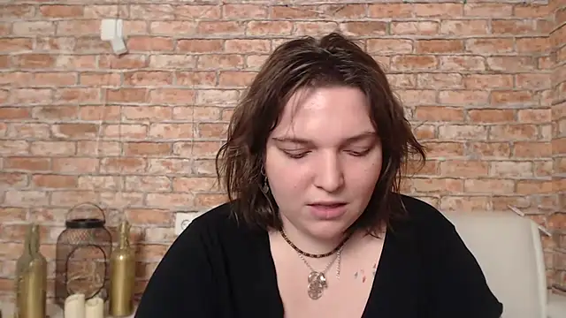 Amelia Kiss  online show from February 13, 2025, 3:50 am