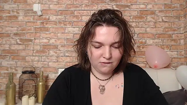 Amelia Kiss  online show from February 13, 2025, 6:52 am