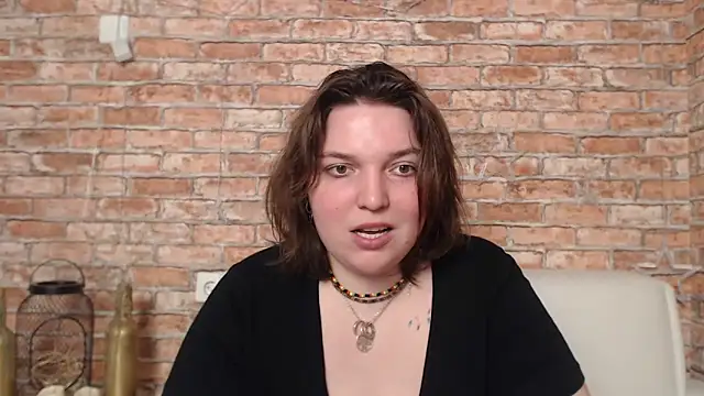 Amelia Kiss  online show from February 19, 2025, 3:50 am